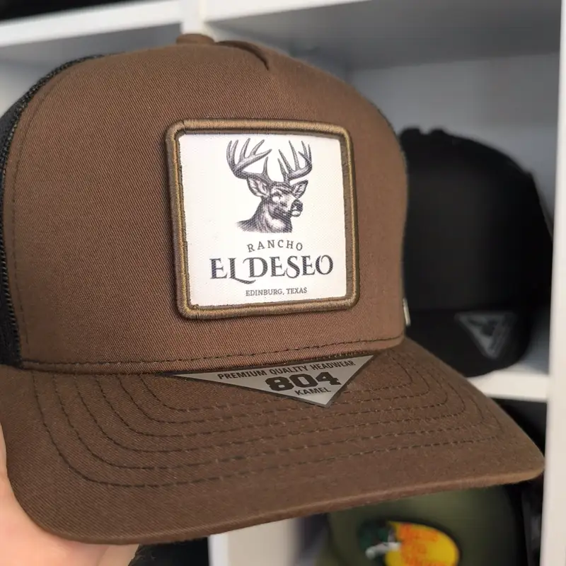 Gorra café con parche bordado de un venado
