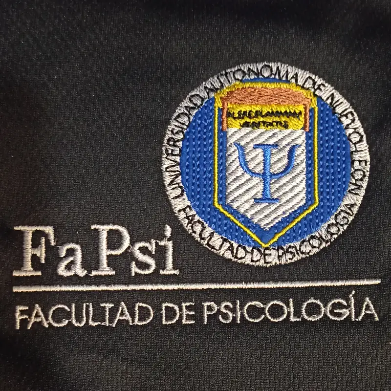 Escudo universitario bordado a color sobre tela negra