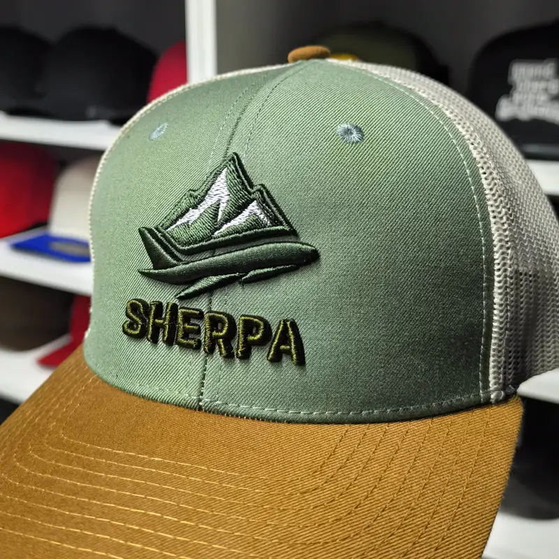 Gorra verde con montaña bordada en relieve