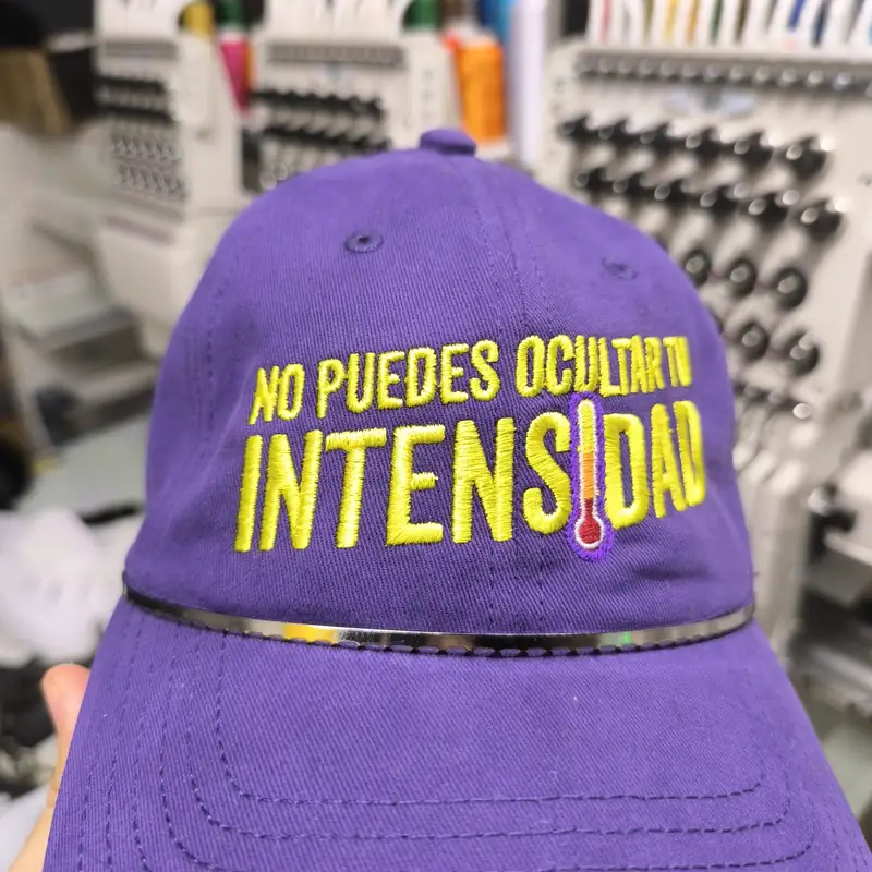 Gorra morada con letras bordadas en amarillo
